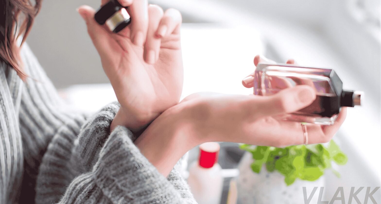 How to apply perfume correctly on wrists for long lasting scent